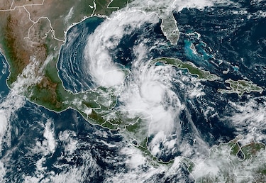 Delta gana intensidad y es un ‘peligroso’ huracán de categoría 4 rumbo a México