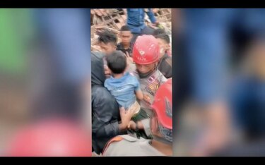 Un niño de 6 años fue rescatado tras 2 días bajo los escombros en Indonesia