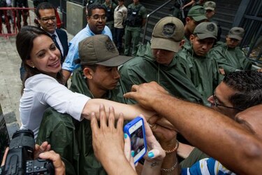 Venezuela: Prohíben salida del país a María Corina Machado