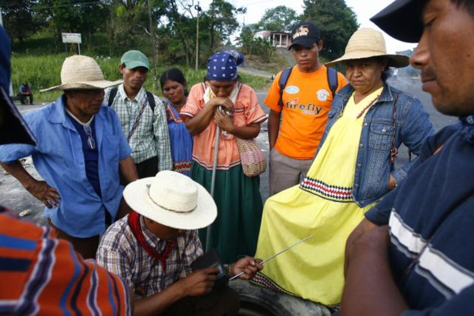 Bernal: 'Suspensión de las comunicaciones viola garantías fundamentales'