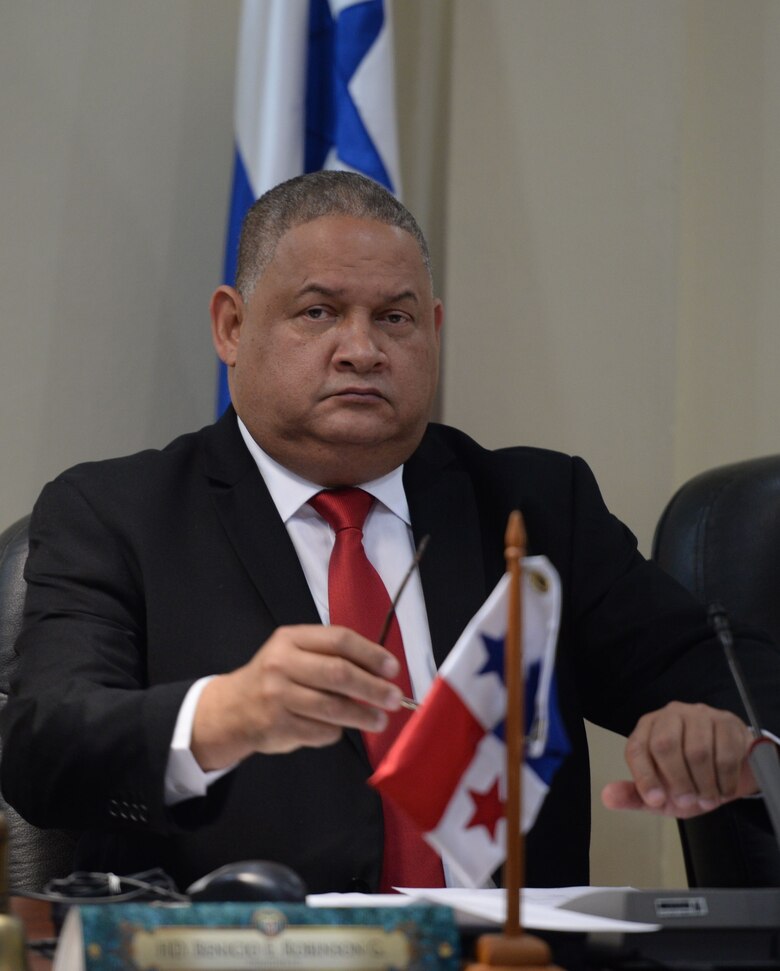 Casi $30 millones para fichas, allegados y amigos del diputado Benicio Robinson