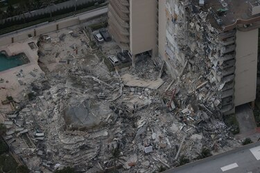 Se derrumba parcialmente un edificio en Miami; se reporta al menos una muerte y sigue la búsqueda de más personas