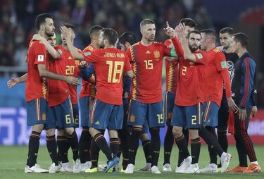 España avanza a los tumbos y jugará con Rusia