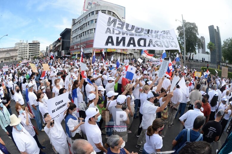 La ciudadanía protesta contra las reformas electorales introducidas en la Asamblea