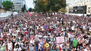 Brasileños protestan contra candidato Jair Bolsonaro