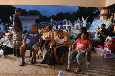 Entre galeras, cartones y carpas: la tragedia se prolonga en Isla Cañas, Búcaro y Tonosí
