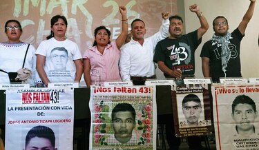 México: padres de 43 desaparecidos, indignados por ascenso de investigador