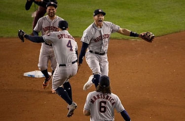 Los Astros ganan y se ponen a un juego de coronarse en la Serie Mundial