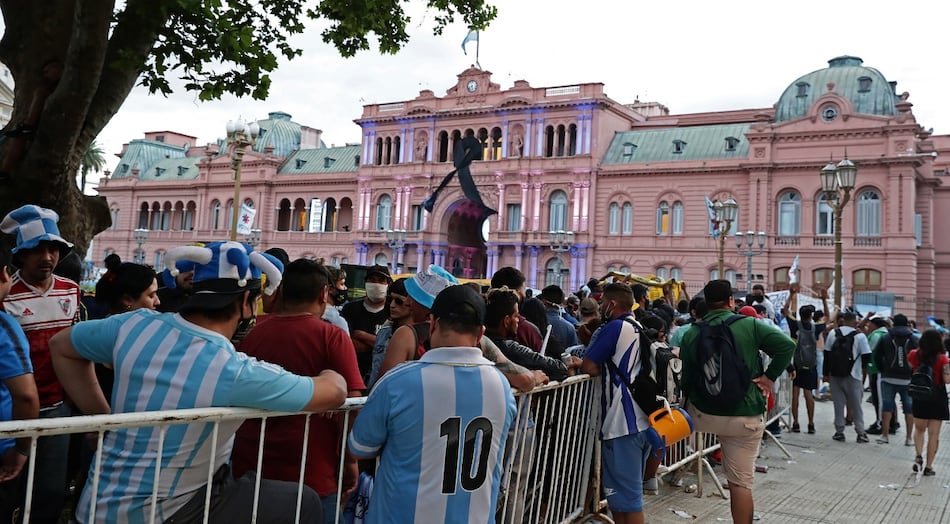 Miles y miles de argentinos desfilan ante el féretro de Maradona