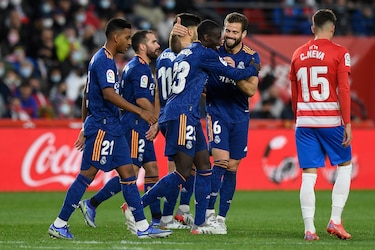 El Real Madrid se divierte en Granada y es líder provisional de la Liga