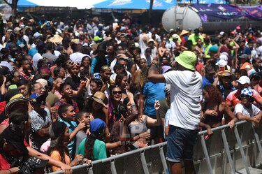 Agua, música y diversión en el primer día de culecos en la cinta costera