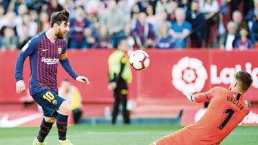Un ‘hat trick’ de Messi le da triunfo al Barça en Sevilla