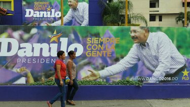Dominicanos inician con retrasos elecciones en las que Medina es favorito
