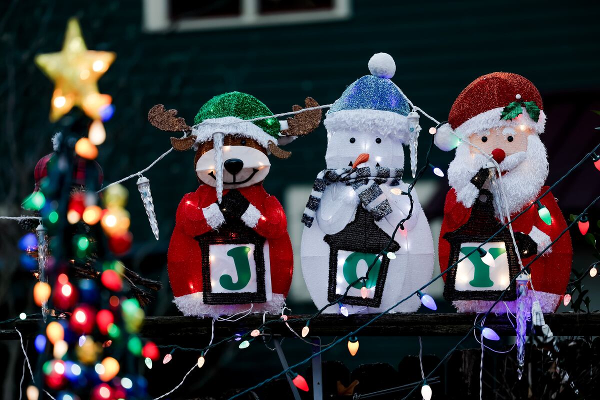 Decoraciones navideñas se exhiben en la exposición navideña al aire libre en Atlanta, Georgia, EE.
