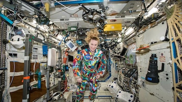 Astronauta de la NASA lucirá traje pintado por niños con cáncer