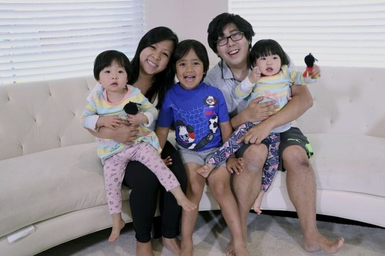 Niño reseñador de juguetes es astro en YouTube