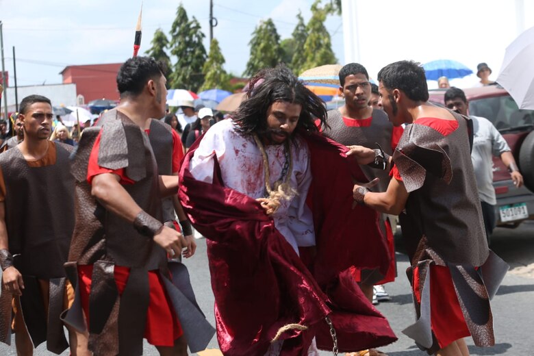 Feligreses reviven la pasión de Cristo este Viernes Santo