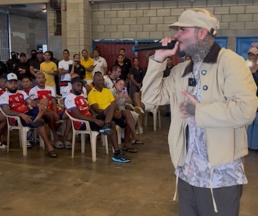 Farruko visita La Nueva Joya y canta con reclusos en Panamá