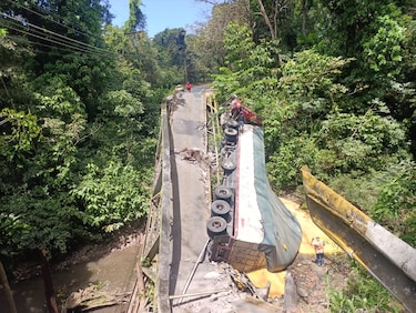 Colapsa un puente vehicular en Capira cuando pasaba un camión cargado de granos