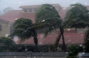 Huracán Irma se debilita a categoría 2 al golpear Naples