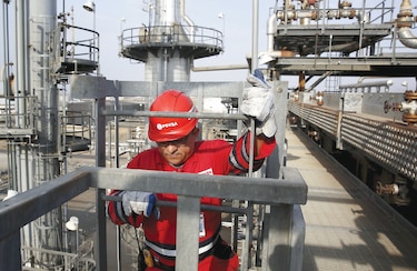 Venezuela analiza privatizar toda su industria petrolera
