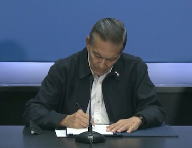 Cortizo firma decreto que declara una moratoria a la minería metálica