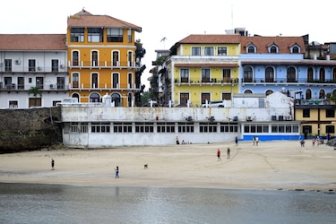 Playa Prieta vuelve al público entre llamados a proteger su valor histórico y ambiental