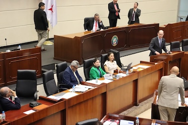 Las secuelas del presupuesto: tres modificaciones, fracturas en las bancadas y el malestar del ministro