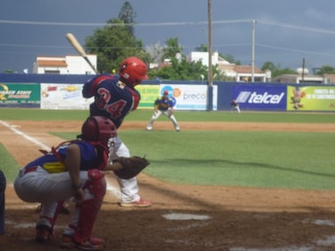 Selección de béisbol regresa al país tras difícil travesía a causa de ‘Odile’