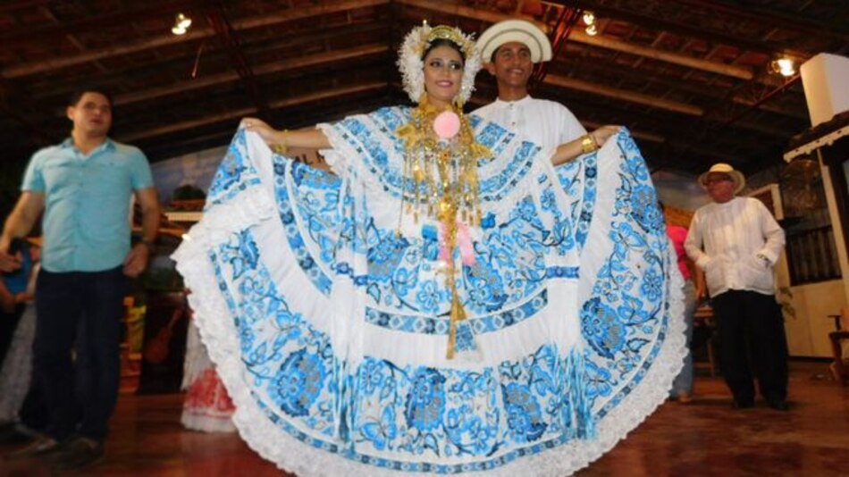 Zaray Córdoba, reina del Festival Nacional de la Mejorana 2018