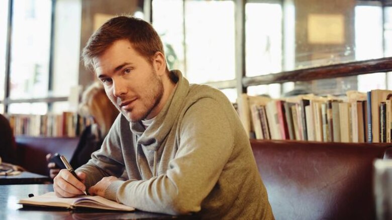 Javier Ruescas, la pluma que no descansa