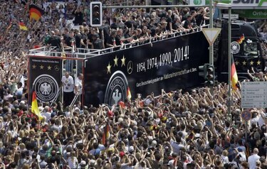 Muchedumbre en Berlín para aclamar a los campeones mundiales