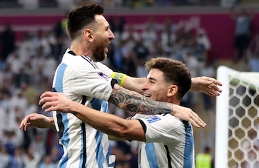 Messi y Julián Álvarez sitúan a Argentina en cuartos ante Países Bajos