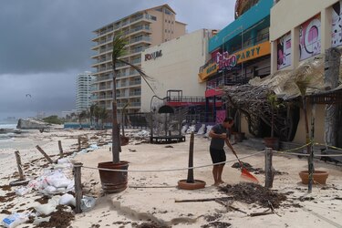 México restablece la electricidad a los casi 433,000 afectados por el huracán Beryl