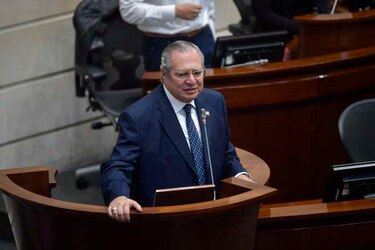 El presidente del Senado colombiano niega haber recibido sobornos con dinero público