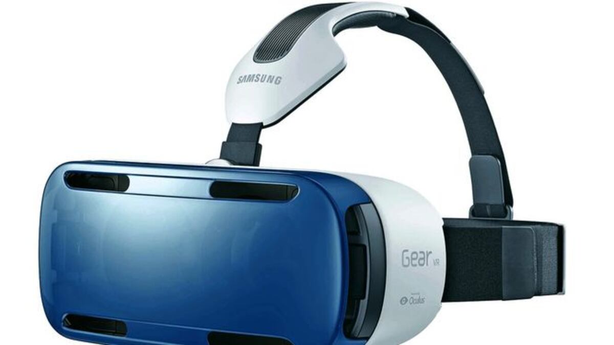 1. Crescent Bay, prototipo de casco de realidad virtual de Oculus. 2. Samsung Gear VR e imagen del juego ‘Gunner’, desarrollado por nDreams para este dispositivo. 3.