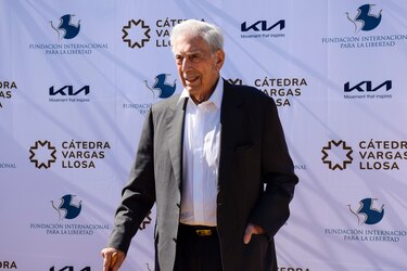 Vargas Llosa cumple ‘infatigables 88 años’ acompañado por familiares y amigos en Lima