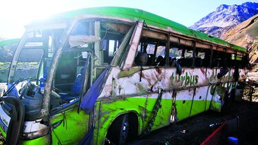 Mueren 19 personas tras volcar un bus en Argentina