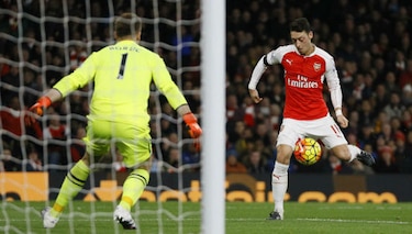 Arsenal es líder provisional; United y Chelsea empatan sin goles