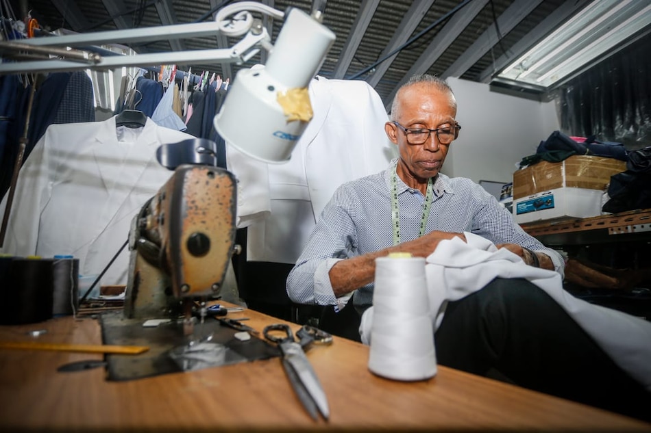 El sastre que viste a los diputados para la toma de posesión