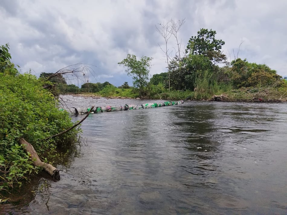 Instalan dos barreras flotantes al río Escarrea, Chiriquí