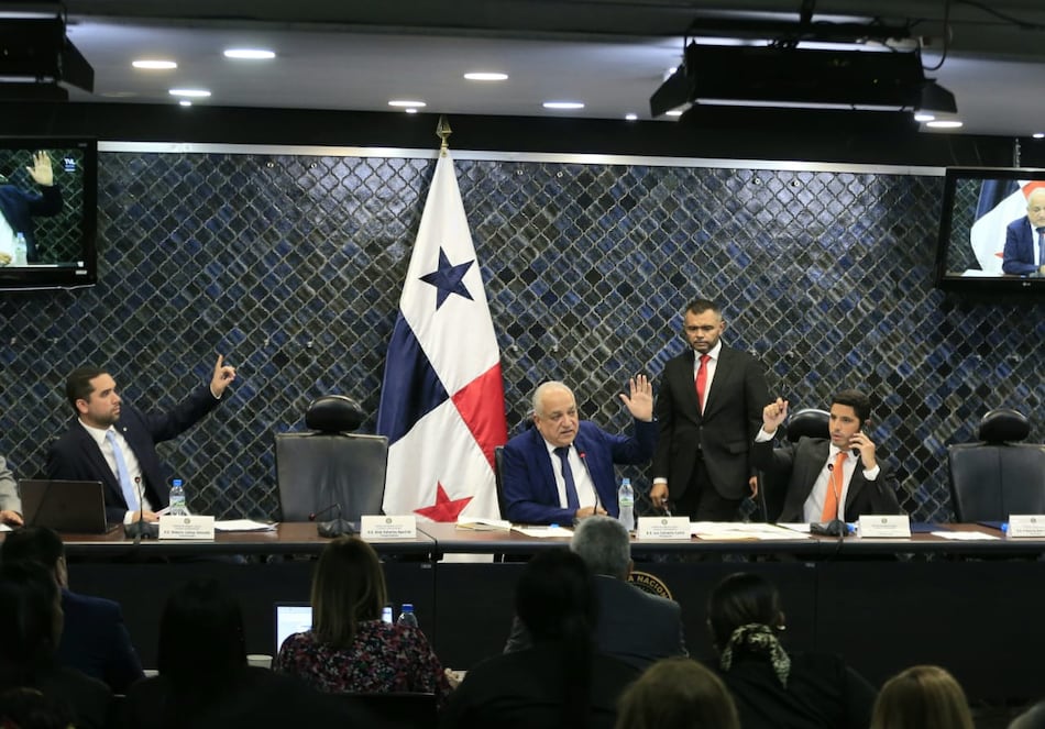 Diputados debaten proyecto de amnistía que beneficiaría a Martinelli y Varela