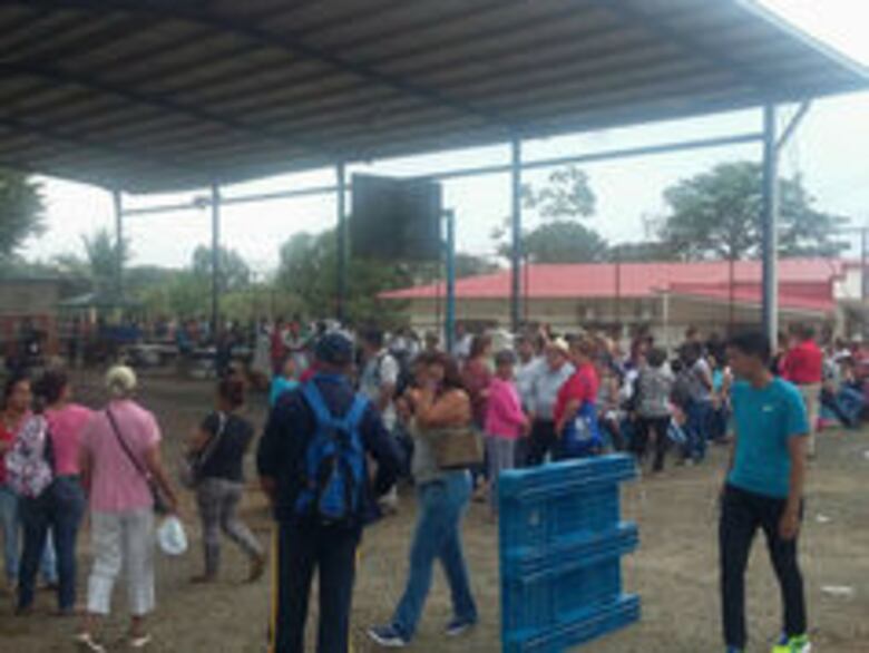 Empujones y quejas en el primer día de las ferias navideñas del IMA