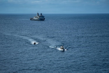 Justicia ecuatoriana libera a otros 28 tripulantes de dos barcos bombardeados por Estados Unidos