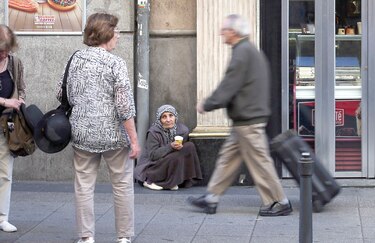 Experto critica tasa de pobreza en España 