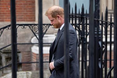 El príncipe Harry tendrá que pagar 60 mil dólares tras perder caso contra tabloide británico