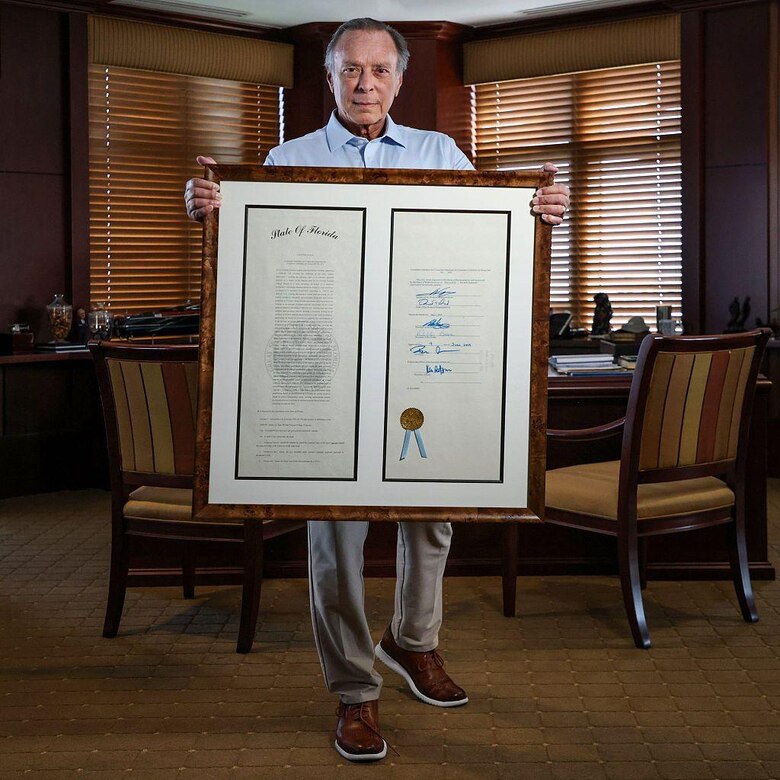 El magnate cubano que desafía a Trump con incendiarios mensajes en vallas publicitarias en Miami