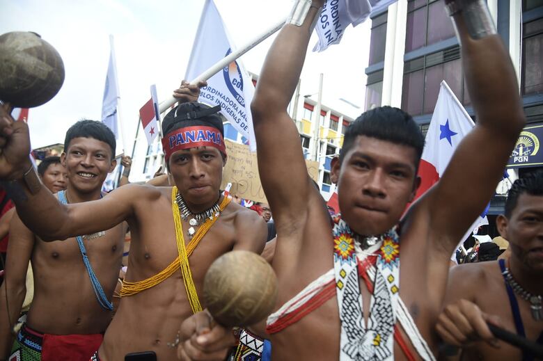 ‘¿Queremos consulta? ¡No!’, gritan miles de ciudadanos que marcharon a la Asamblea; antimotines los dispersa con gas lacrimógeno