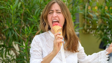 Por qué cuando tomamos helados o bebidas frías tenemos la sensación de que nos duele el cerebro (y cómo evitarlo)