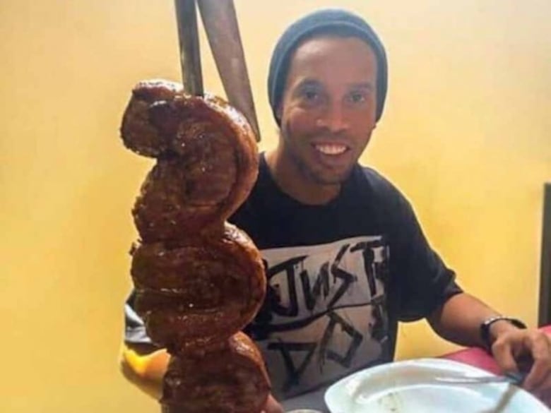 Ronaldinho cumple el lunes un mes en una prisión en Paraguay